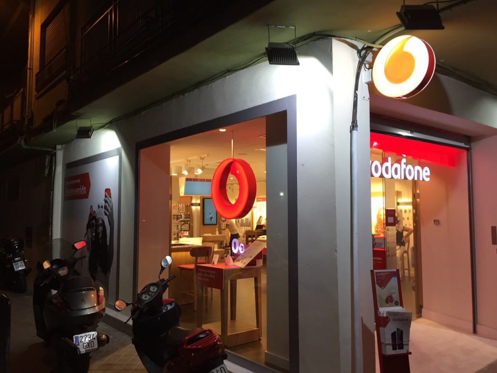 iluminacion escaparate tienda vodafone en granada