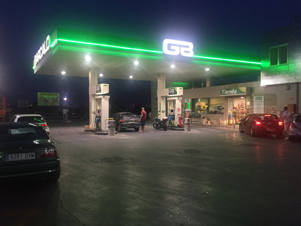 iluminacion gasolinera en Las Gabias foto 1